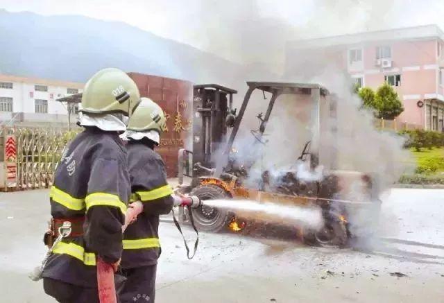 厂内叉车突发自燃!企业设备防火安全培训PPT