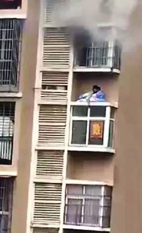 火灾逃生案例:15楼起火,90后妈妈抱3岁娃成功获救 安全技能学习…火灾逃生案例:15楼起火,90后妈妈抱3岁娃成功获救
