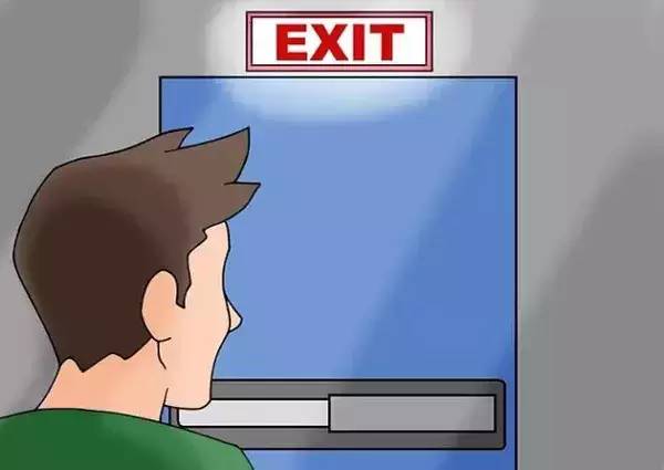 火灾逃生案例:15楼起火,90后妈妈抱3岁娃成功获救 安全技能学习…火灾逃生案例:15楼起火,90后妈妈抱3岁娃成功获救