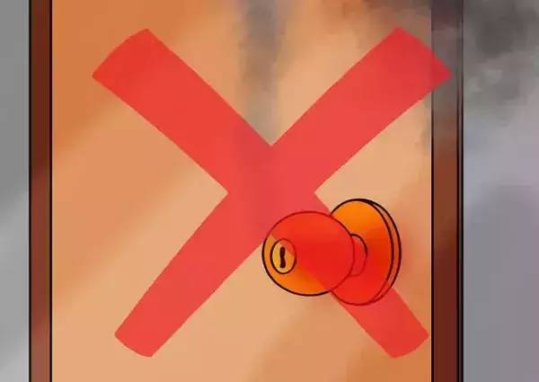 火灾逃生案例:15楼起火,90后妈妈抱3岁娃成功获救 安全技能学习…火灾逃生案例:15楼起火,90后妈妈抱3岁娃成功获救