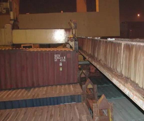 集装箱码头岸桥典型事故图文及其分析