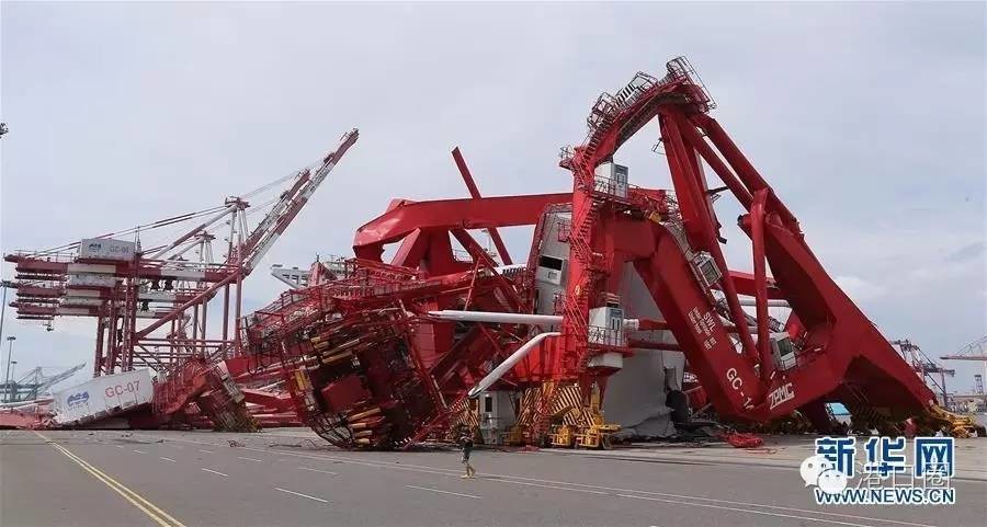 4台桥吊损毁!高雄港遭台风重创 损失超10亿台币丨港口圈