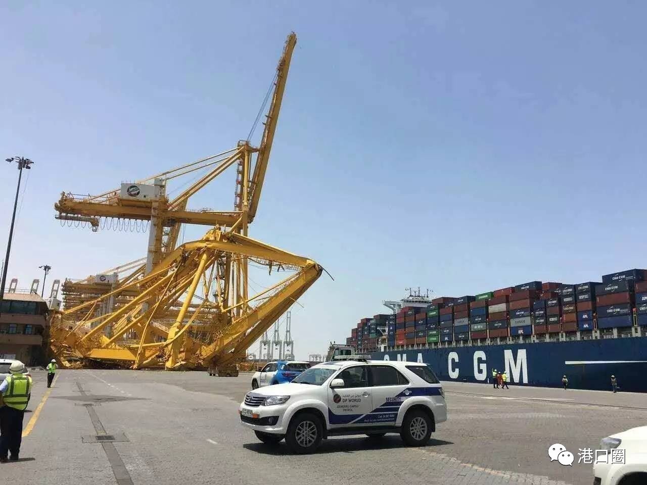 港口很危险!又一起集装箱船撞击岸桥致倒塌事故,1死1伤!丨转自港口圈
