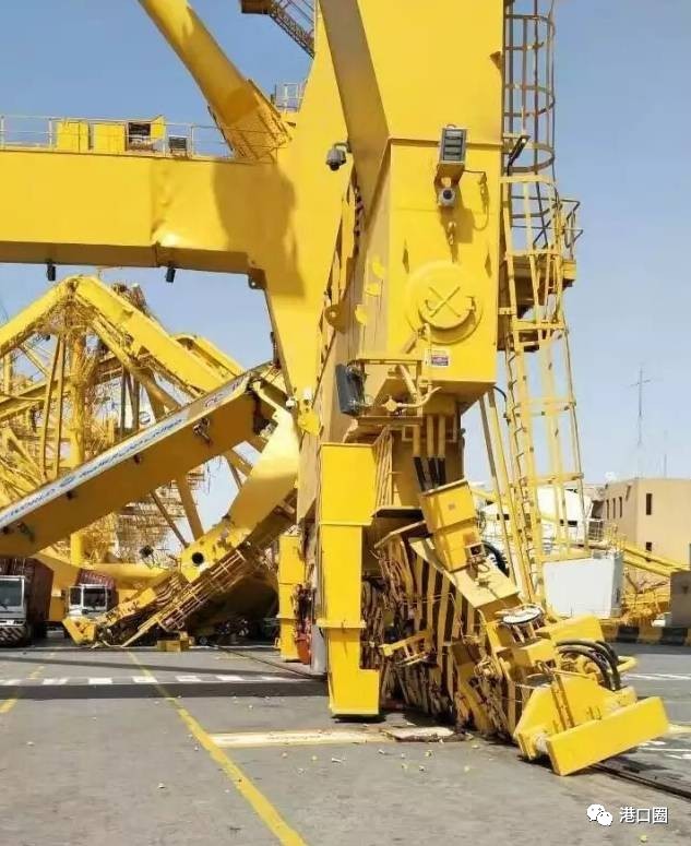 港口很危险!又一起集装箱船撞击岸桥致倒塌事故,1死1伤!丨转自港口圈