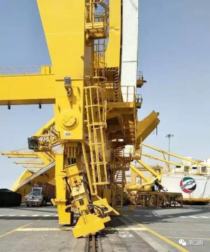港口很危险!又一起集装箱船撞击岸桥致倒塌事故,1死1伤!丨转自港口圈