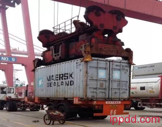 集装箱侧面吊具的使用