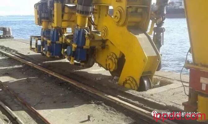 中远集装箱轮埃及再惹事,撞坏两台岸桥! 中远集装箱轮埃及再惹事,撞坏两台岸桥!