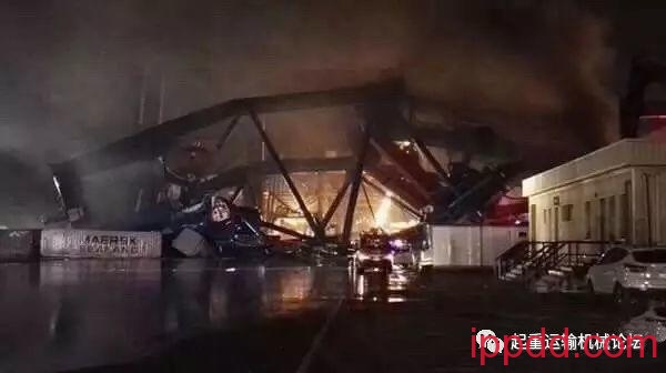 中远集装箱轮埃及再惹事,撞坏两台岸桥! 中远集装箱轮埃及再惹事,撞坏两台岸桥!