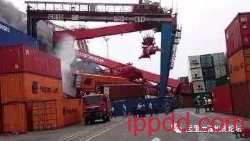 中远集装箱轮埃及再惹事,撞坏两台岸桥! 中远集装箱轮埃及再惹事,撞坏两台岸桥!