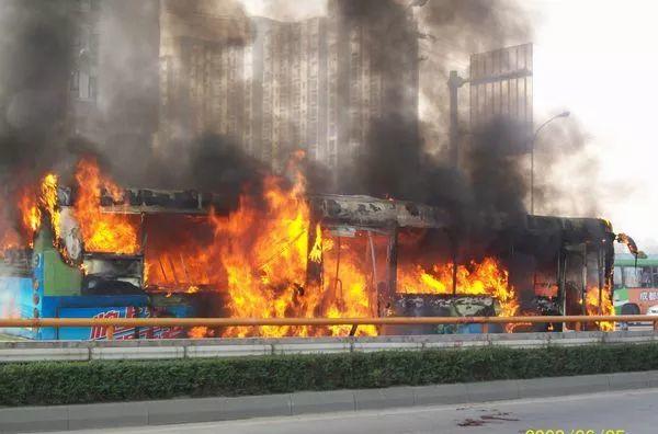 公交车起火致52人死!公交失火自救手册请收好学习! 公交车起火致52人死!公交失火自救手册请收好学习!