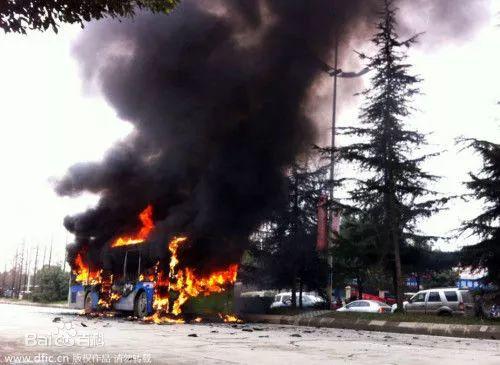 公交车起火致52人死!公交失火自救手册请收好学习! 公交车起火致52人死!公交失火自救手册请收好学习!