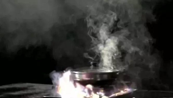 家里有电磁炉的都看看,千万别这样做,非常危险!可能会爆炸! 家里有电磁炉的都看看,千万别这样做,非常危险!可能会爆炸!