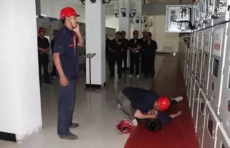 近期电气安全事故评论，2名电工被电死，真不应该