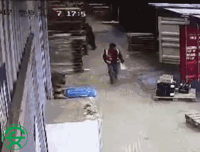 痛心！山东一叉车司机违规操作,，活活摔死搬运工！