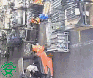 痛心！山东一叉车司机违规操作,，活活摔死搬运工！