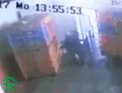 痛心！山东一叉车司机违规操作,，活活摔死搬运工！