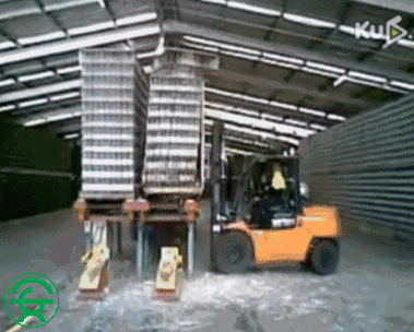 痛心！山东一叉车司机违规操作,，活活摔死搬运工！