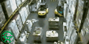 痛心！山东一叉车司机违规操作,，活活摔死搬运工！