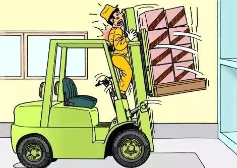 痛心！山东一叉车司机违规操作,，活活摔死搬运工！