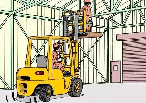 痛心山东一叉车司机违规操作活活摔死搬运工