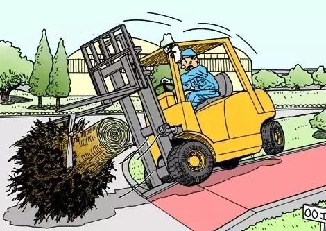 痛心！山东一叉车司机违规操作,，活活摔死搬运工！