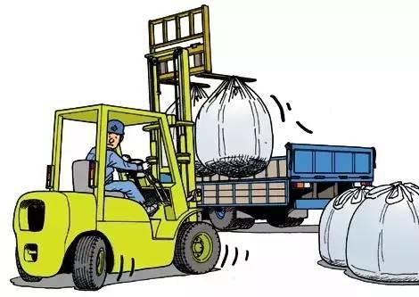 痛心！山东一叉车司机违规操作,，活活摔死搬运工！