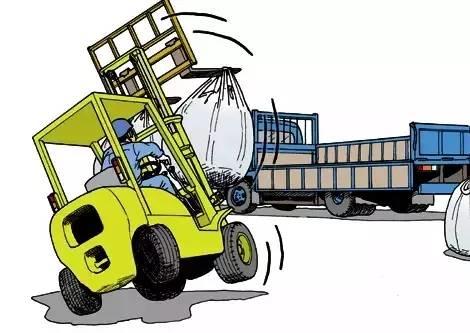 痛心！山东一叉车司机违规操作,，活活摔死搬运工！