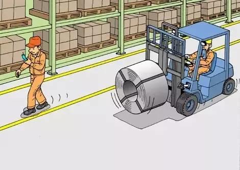 痛心！山东一叉车司机违规操作,，活活摔死搬运工！