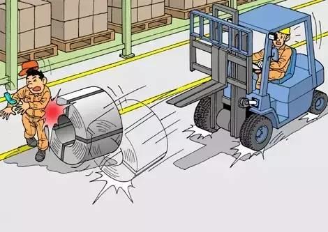 痛心！山东一叉车司机违规操作,，活活摔死搬运工！