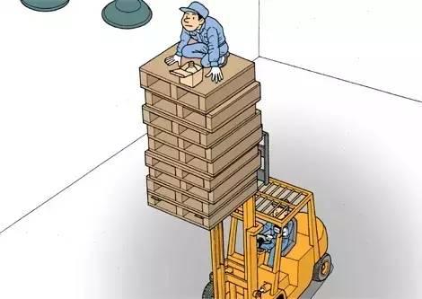 痛心！山东一叉车司机违规操作,，活活摔死搬运工！