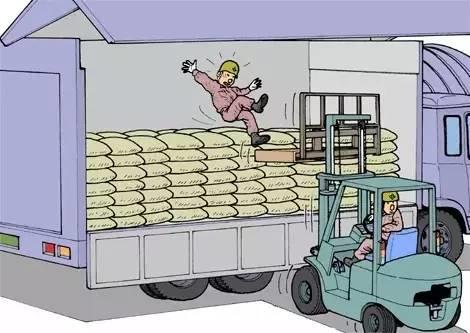 痛心！山东一叉车司机违规操作,，活活摔死搬运工！