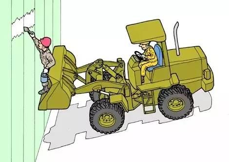 痛心！山东一叉车司机违规操作,，活活摔死搬运工！