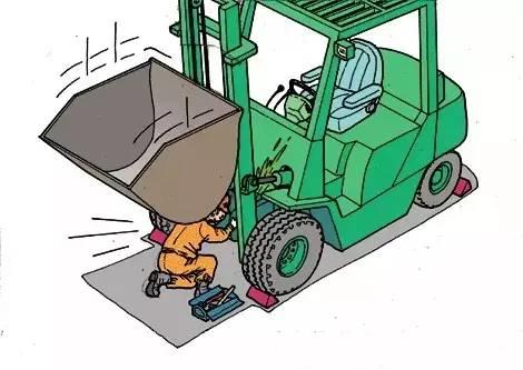 痛心！山东一叉车司机违规操作,，活活摔死搬运工！