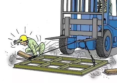 痛心！山东一叉车司机违规操作,，活活摔死搬运工！