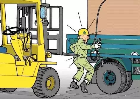 痛心山东一叉车司机违规操作活活摔死搬运工