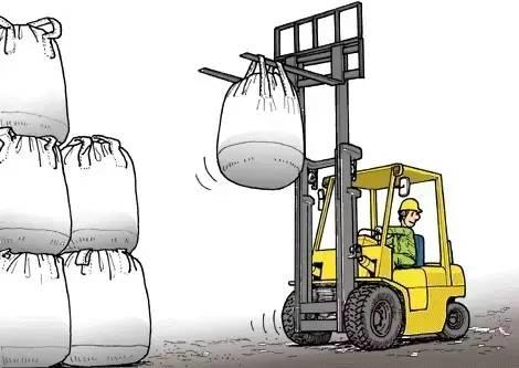 痛心！山东一叉车司机违规操作,，活活摔死搬运工！