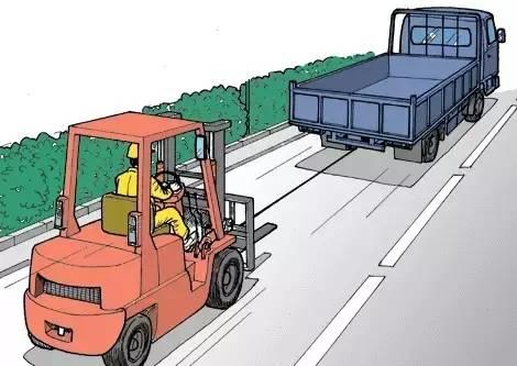 痛心！山东一叉车司机违规操作,，活活摔死搬运工！