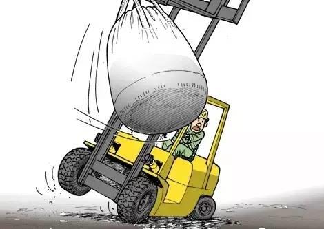 痛心！山东一叉车司机违规操作,，活活摔死搬运工！