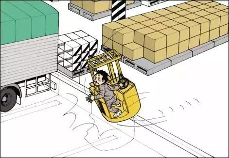 痛心！山东一叉车司机违规操作,，活活摔死搬运工！