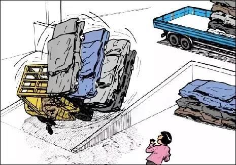 痛心！山东一叉车司机违规操作,，活活摔死搬运工！