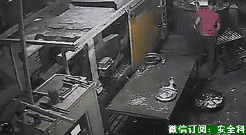 [事故案例]工人被卷进机械，旋转3分钟才被甩出来；地面血肉模糊