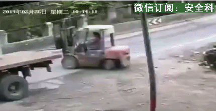叉车司机事故 | "2.26"司机戳爆大货,胎爆人亡 叉车司机事故 | 司机戳爆大货,胎爆人亡