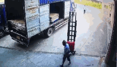 叉车司机事故 | "2.26"司机戳爆大货,胎爆人亡 叉车司机事故 | 司机戳爆大货,胎爆人亡