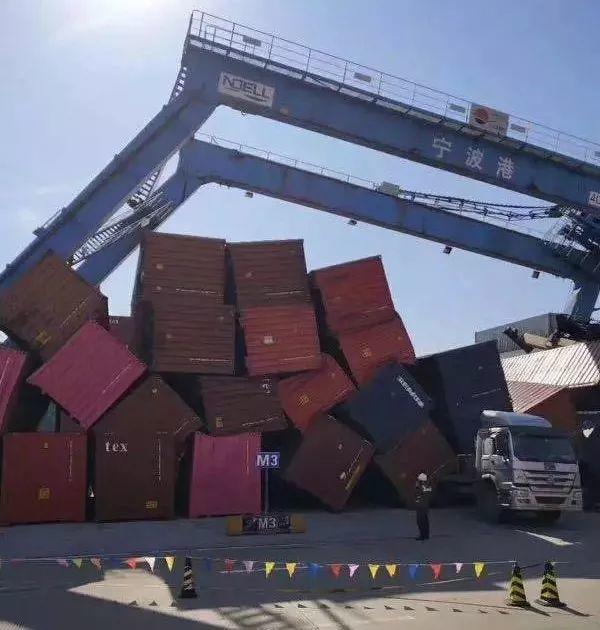 事故！宁波舟山港一龙门吊倒塌