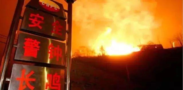 厂内叉车突发自燃,司机瞬间被火吞噬......防不胜防! 厂内叉车突发自燃!企业设备防火安全培训PPT