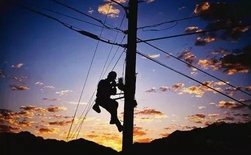 触电伤亡是因为高电压还是高电流？