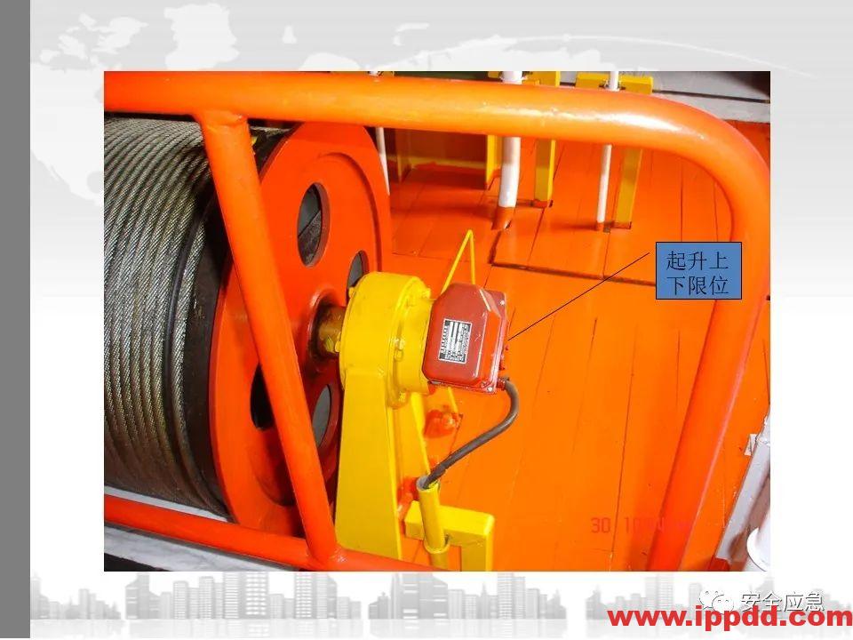 又一吊车误碰高压线,火光下的惨痛代价!