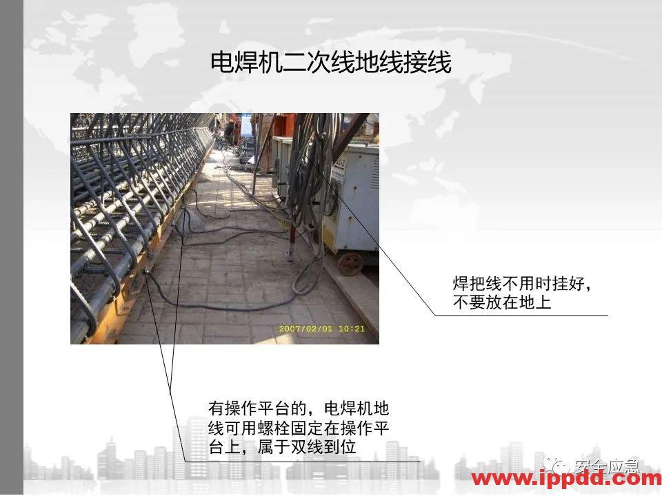 又一吊车误碰高压线,火光下的惨痛代价!