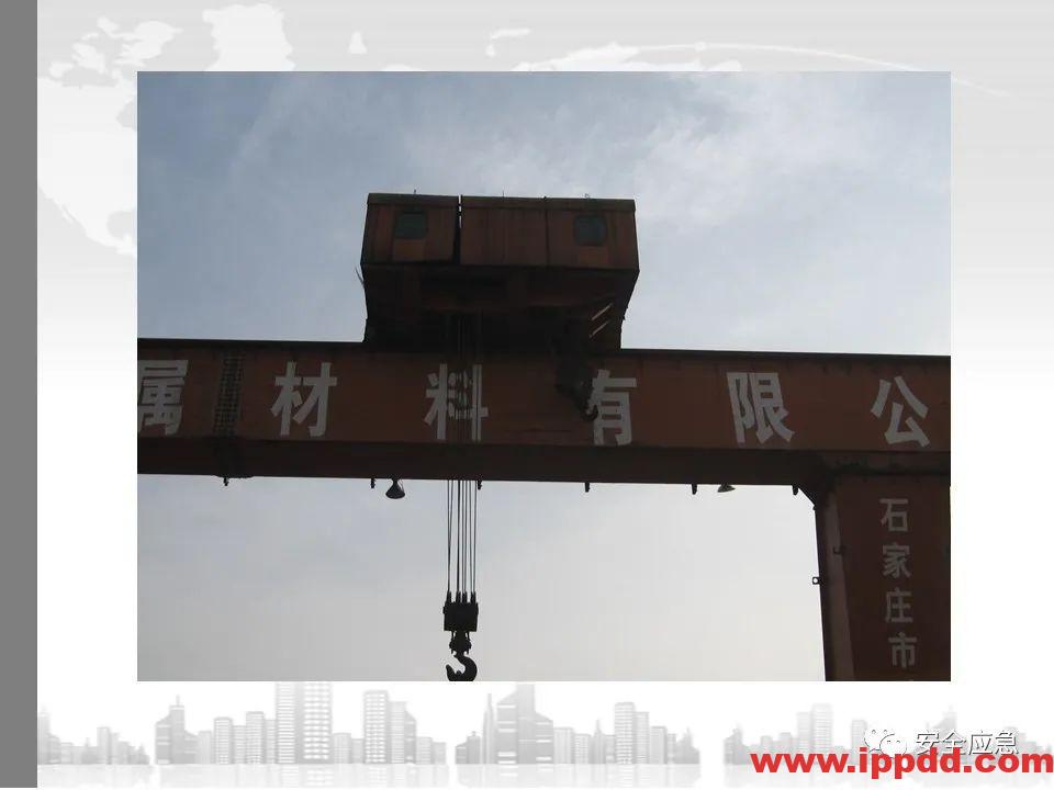 又一吊车误碰高压线,火光下的惨痛代价!