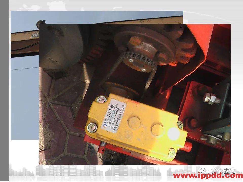 又一吊车误碰高压线,火光下的惨痛代价!